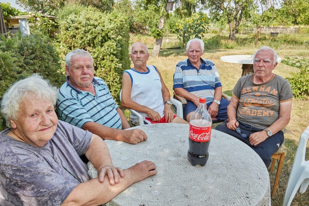 Ursula Schneider (v.l.) sitzt mit Bernd Göbel, Otto Estedt, Klaus Gaszynski und Jürgen Schubert seit einem halben Jahrhundert an einem Tisch.
