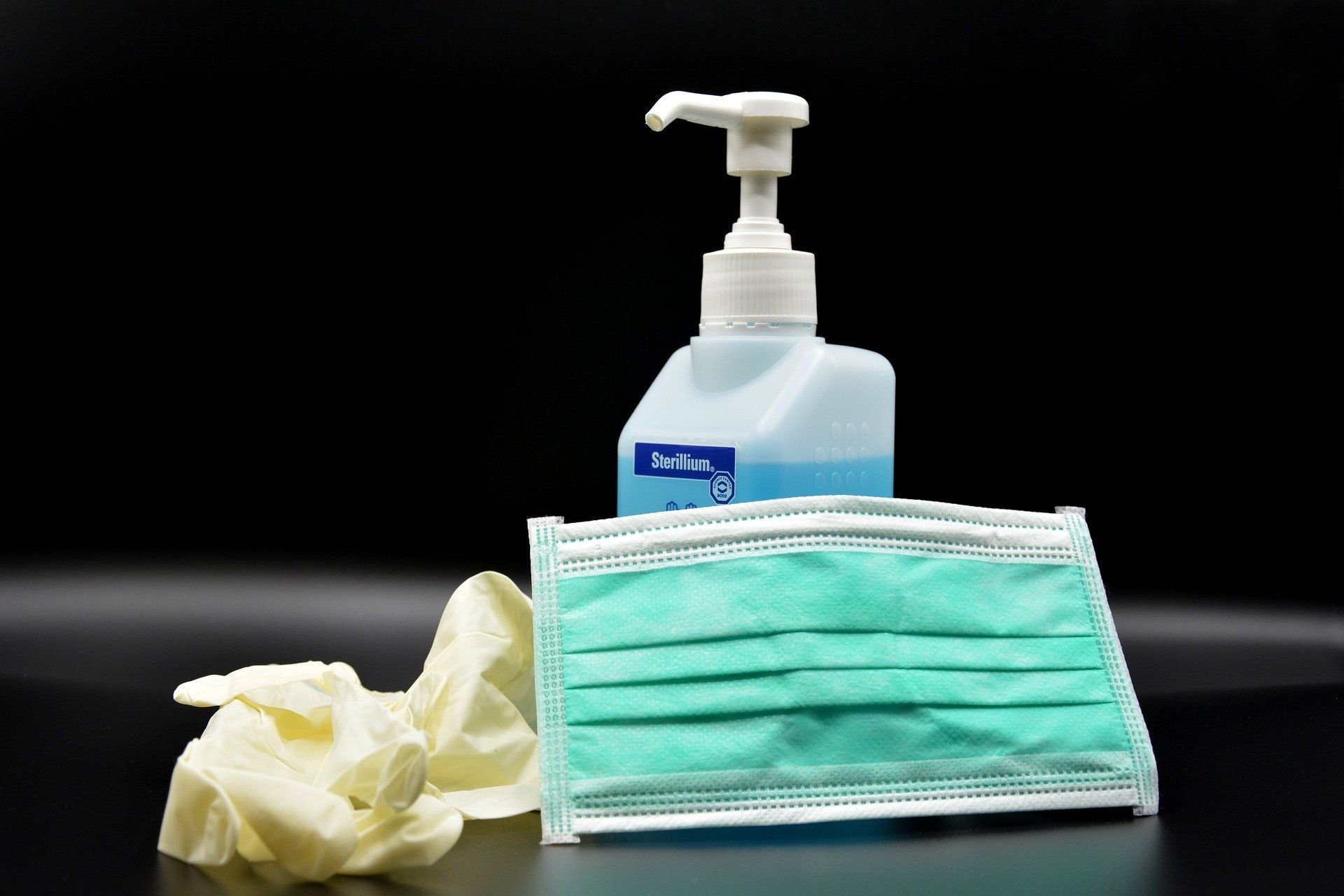 Desinfektionsmittel, Handschuhe und Masken sollen vor einer Ansteckung mit dem Corona-Virus schützen.