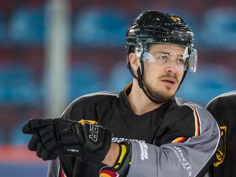 Will Eishockey spielen bis er als „zu schlecht rausfällt”: DEB-Kapitän Moritz Müller. Foto: Arne Immanuel Bänsch