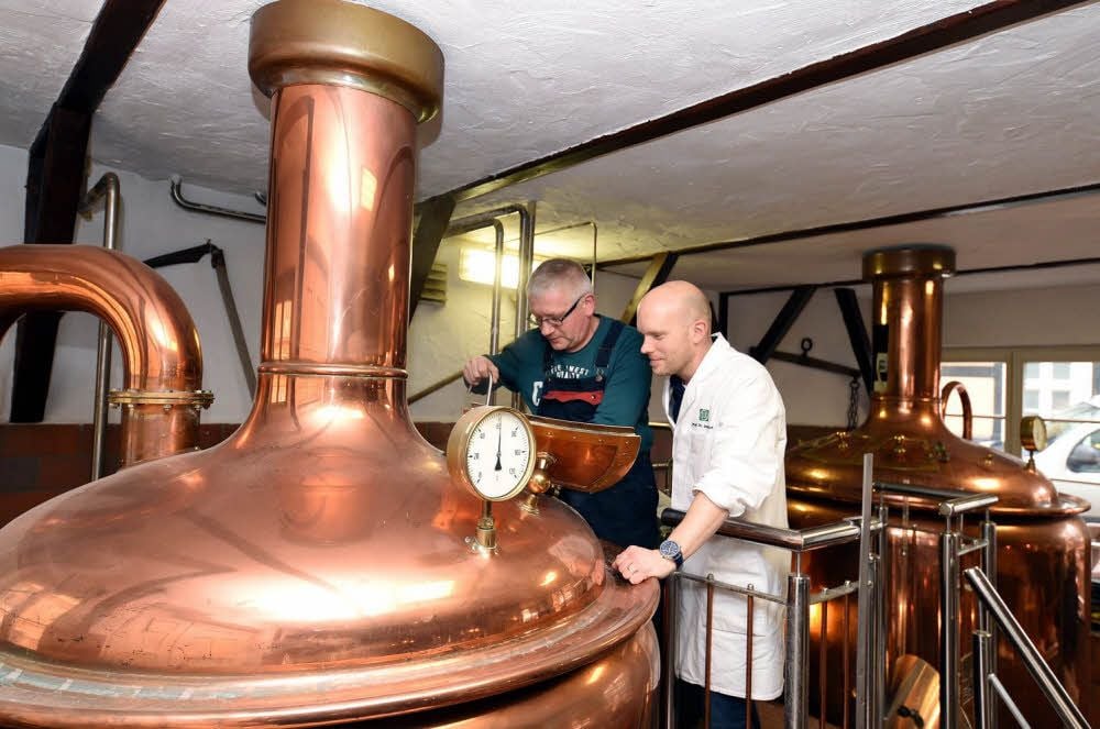 Brauer Matthias Hankel (l.) und Prof. Jean Titze bei der Überprüfung eines Suds im Brauhaus.