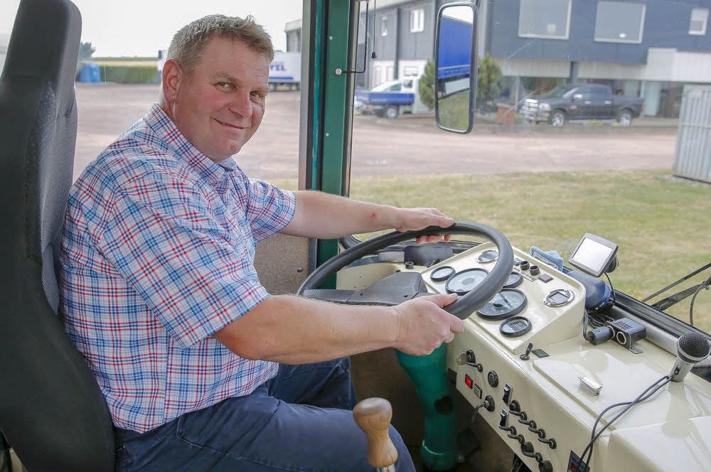 Klaus-Peter Götzl am Steuer des Busses.
