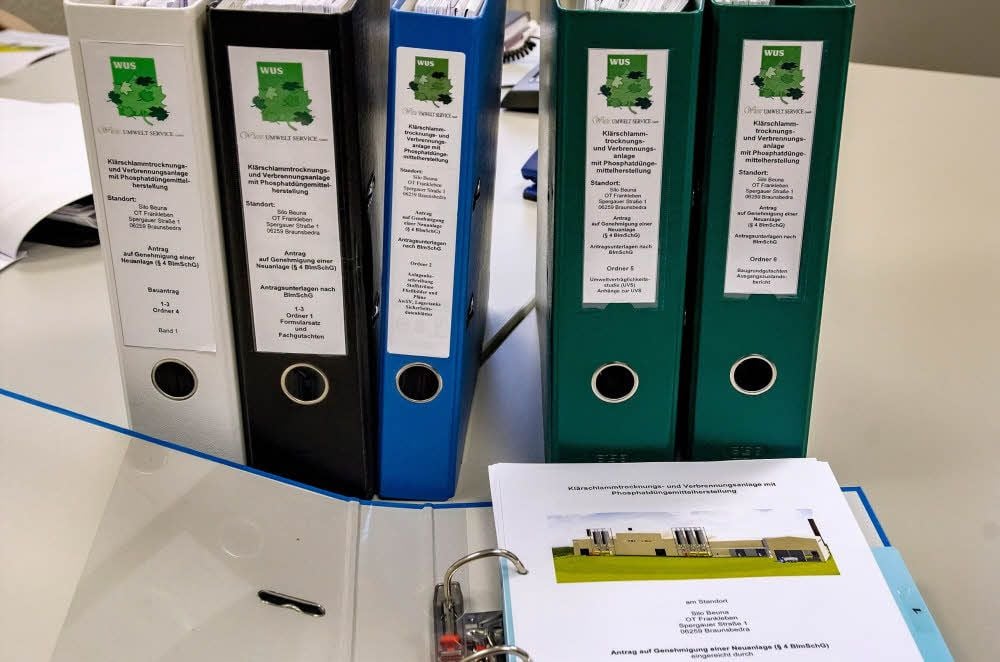 Die Antragunterlagen der Firma Wies füllen mehrere Ordner.