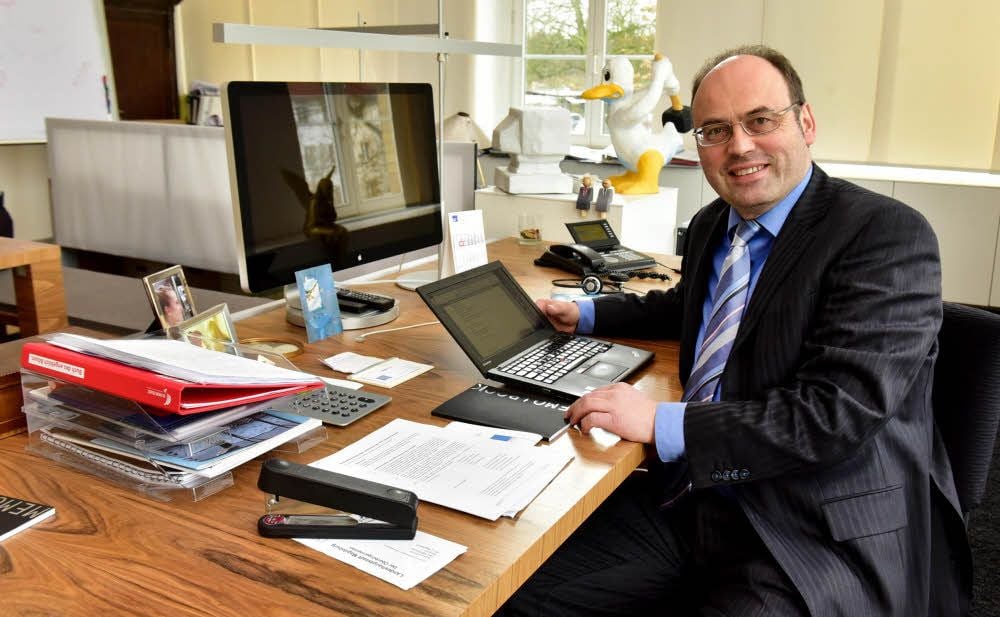 Klemens Gutmann an seinem Schreibtisch im Magdeburger Büro