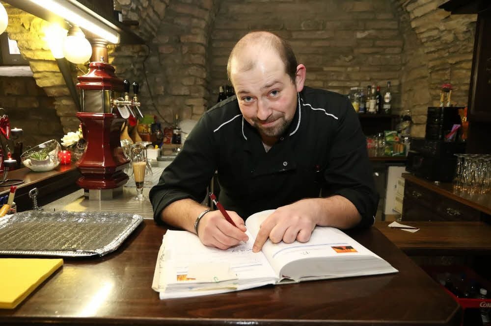Daniel Dreischarf ist Koch im Sangerhäuser Ratskeller, nimmt aber auch Bestellungen entgegen.