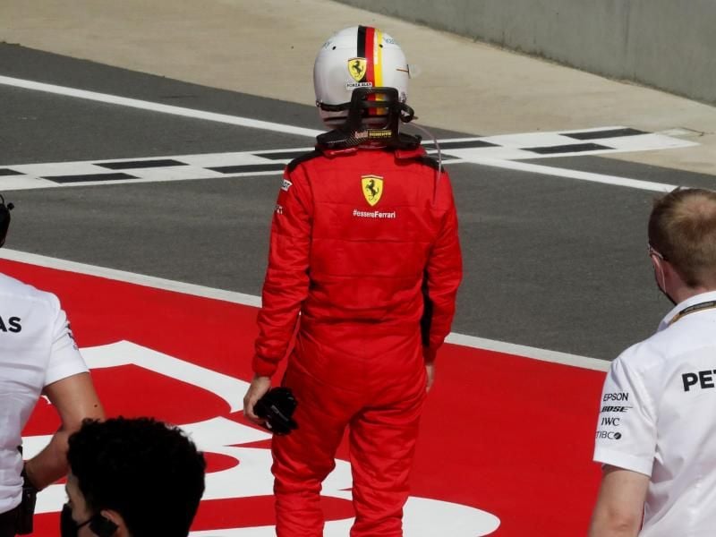 Ging auch beim zweiten Silverstone-Rennen leer aus: Ferrari-Pilot Sebastian Vettel (M). Foto: Frank Augstein/Pool AP/dpa