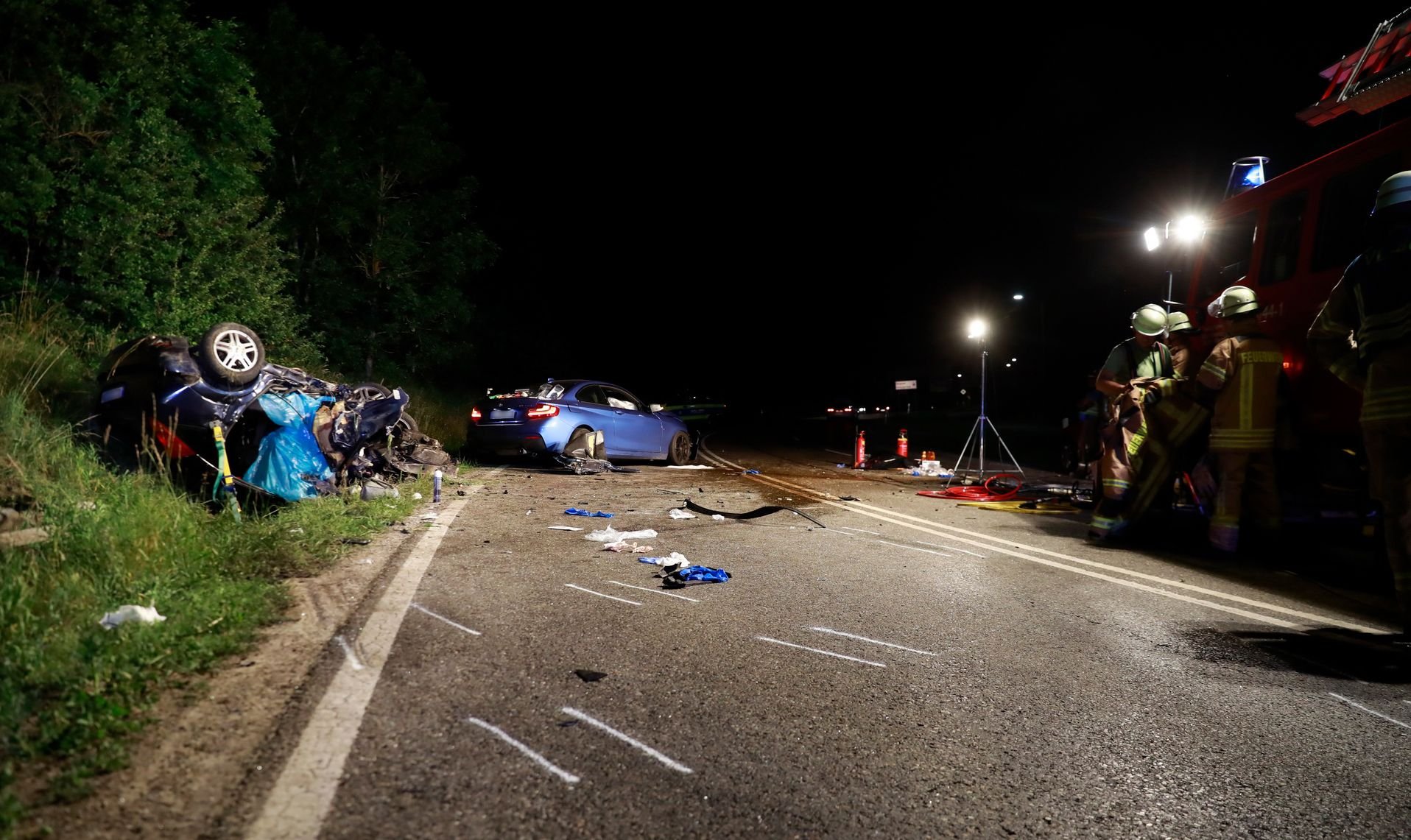 Rettungskräfte arbeiten auf der Straße zwischen Villingen und Schwenningen, wo zwei Autos frontal zusammen stießen.