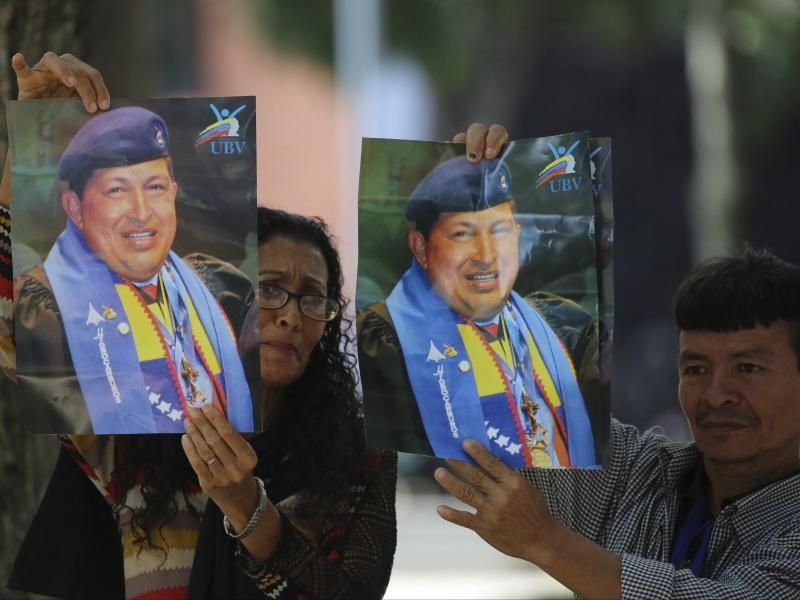 Anhänger des ehemaligen venezolanischen Präsidenten Hugo Chavez mit seinem Porträt. Foto: Wil Riera