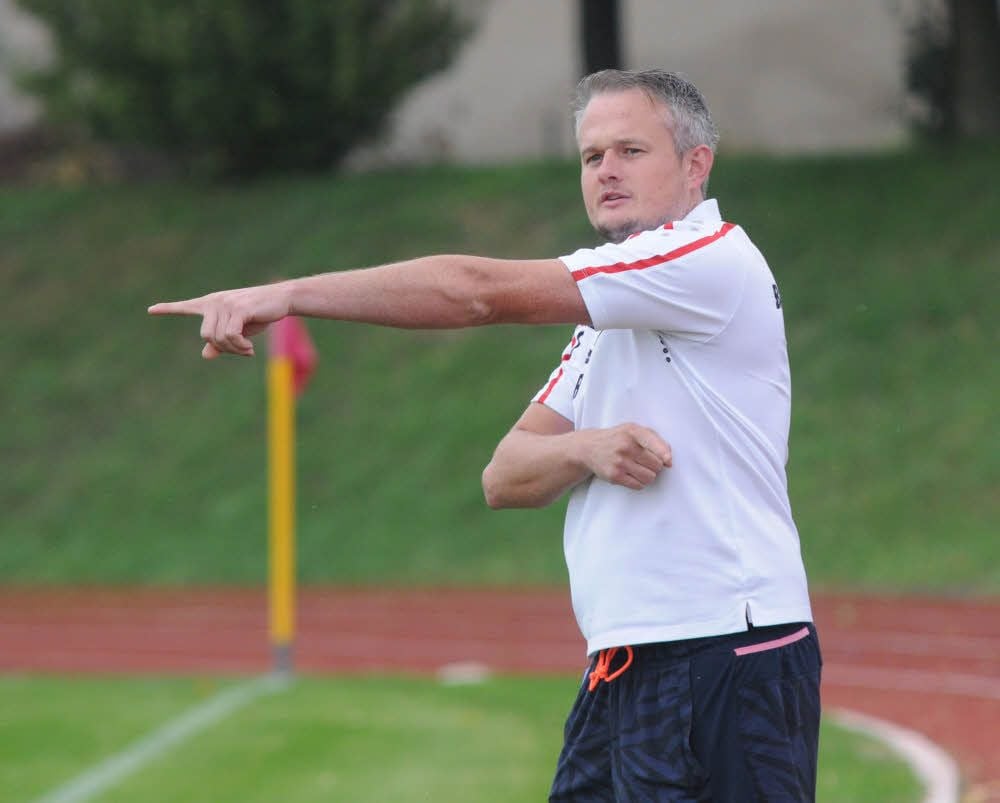 René Villmann, Coach der Kombination Balgstädt/Laucha II, zeigt an, wo es langgeht.