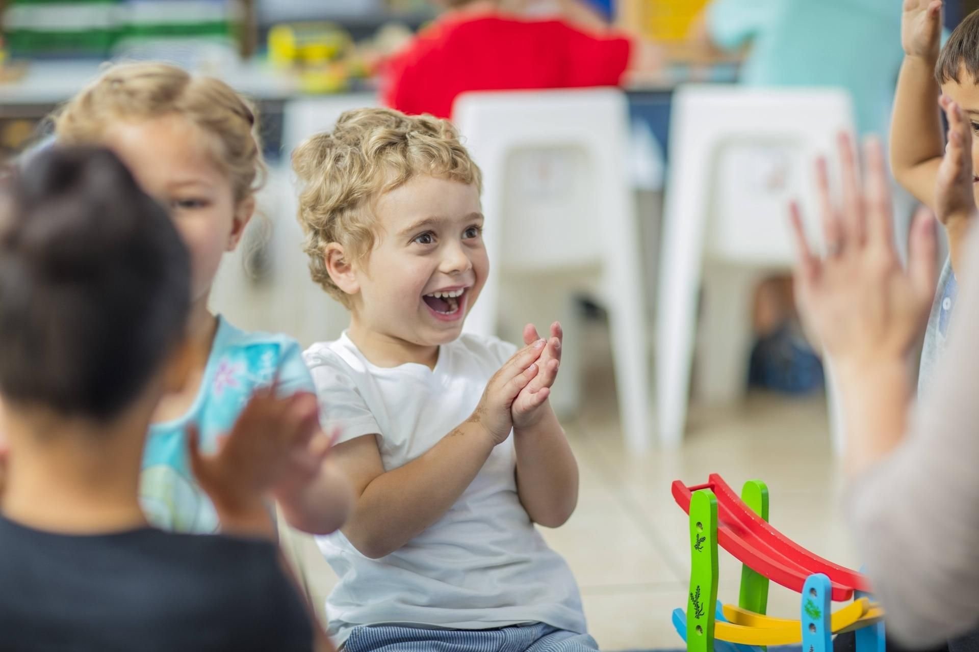 Wie es in einer Pressemitteilung vom Ministerium heißt, müsse an freien Fachschulen für soziale Berufe (Erzieher, Kinderpfleger, Sozialassistenten) vorerst kein Schulgeld mehr bezahlt werden.