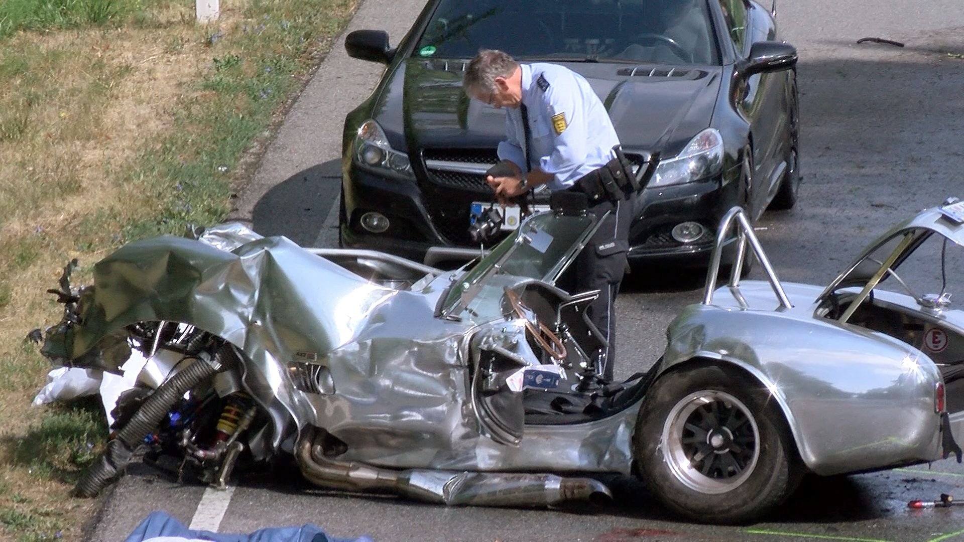 Der zerstörte Oldtimer steht nach einem Unfall auf einer Landstraße bei Wiesloch.