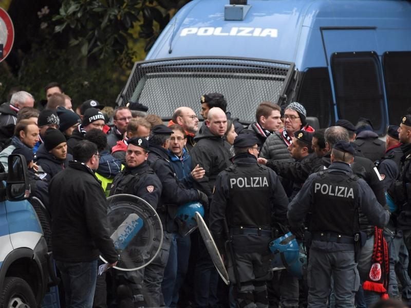 Fans von Eintracht Frankfurt werden von der Polizei bewacht. Foto: Arne Dedert