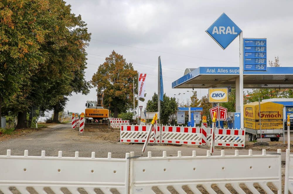 Die Sperrung beginnt am Ortseingang an der Aral-Tankstelle.