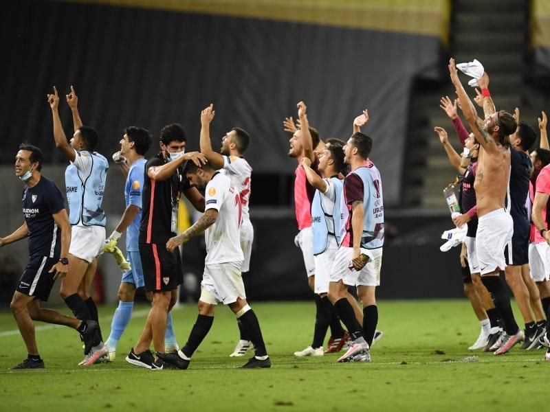 Die Spieler des FC Sevilla feiern den Einzug ins Finale der Europa League. Foto: Marius Becker/dpa