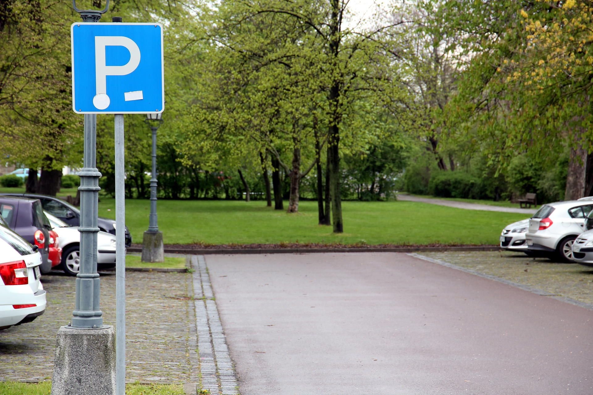 Der Bahnhofspark in Bernburg soll mehr Stellplätze bekommen.