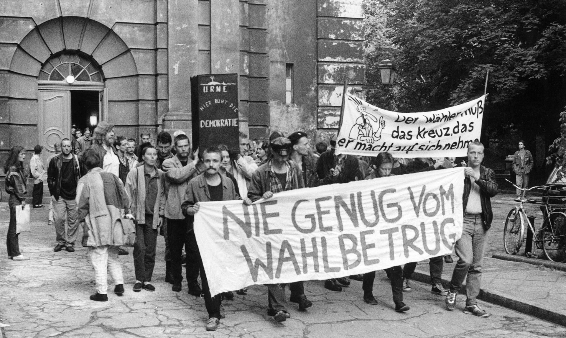 Die Stimmung kippt: Protest gegen die Fälschung der DDR-Kommunalwahl 1989 - indirekte Folge eines Aufrufs aus dem Untergrundverlag der Opposition.