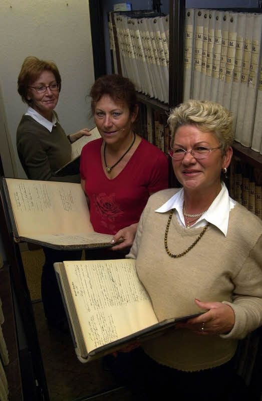 Das Foto entstand im Jahr 2004 anlässlich des 130-jährigen Bestehens des Zeitzer Standesamtes und zeigt von links Marion Poppe, Heidrun Deutrich und die Leiterin Frau Heidrun Korda.