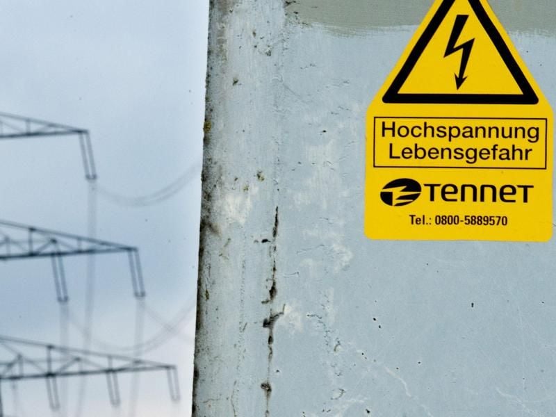 Eine Hochspannungsleitung von Netzbetreiber Tennet steht bei Beckedorf im Landkreis Schaumburg. Foto: Julian Stratenschulte
