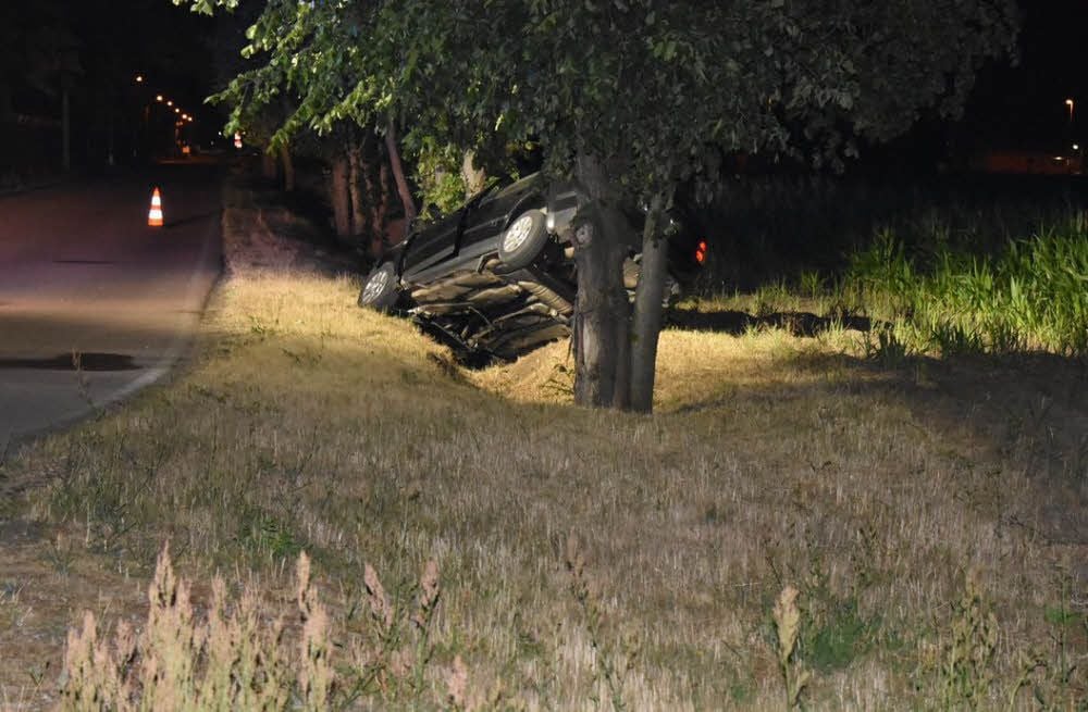 Der Passat prallte gegen einen Baum. Die Feuerwehr musste das Auto erst gegen Umkippen sichern.