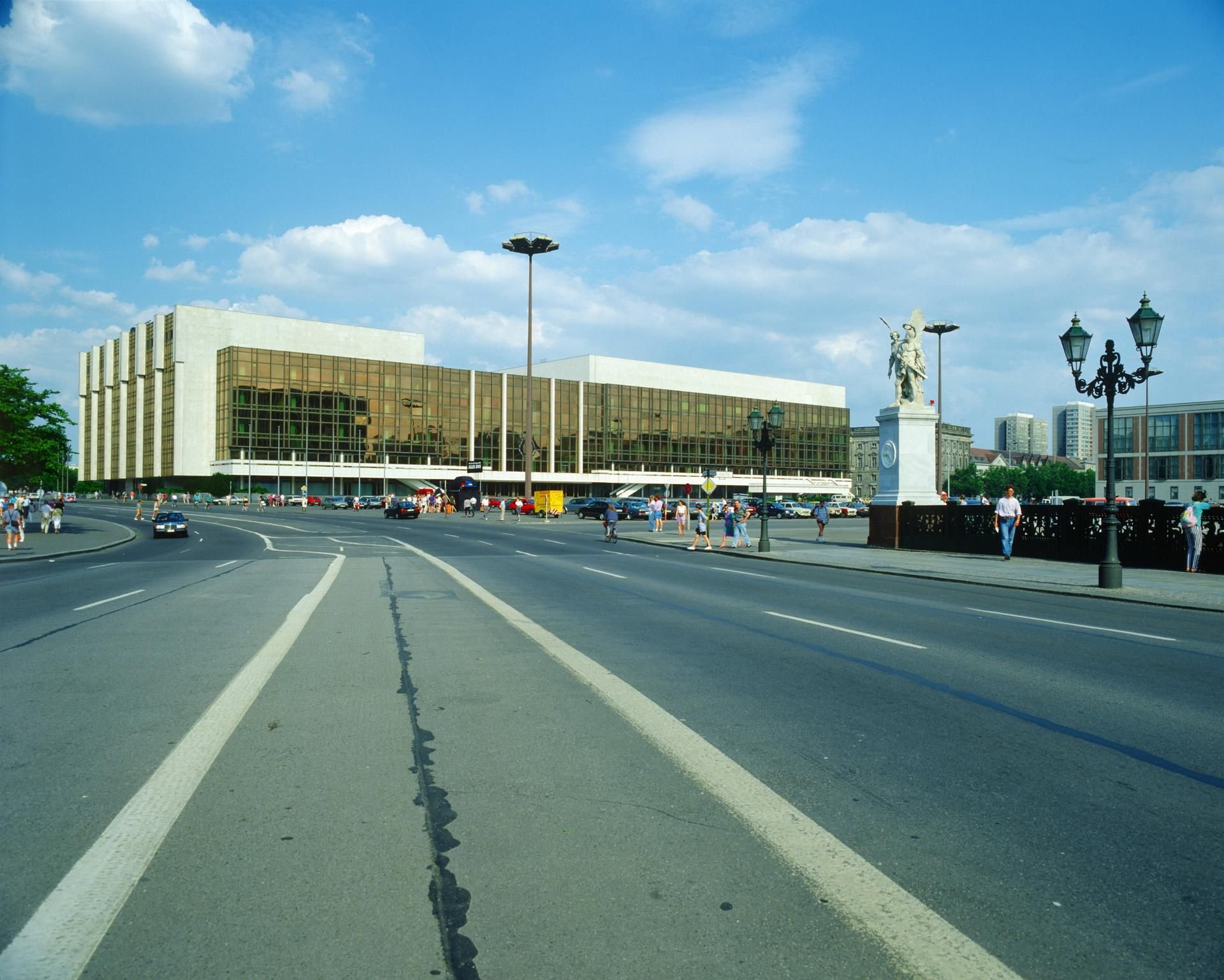 Der Palast der Republik in Berlin. Architekt Manfred Prasser ist im Alter von 85 Jahren gestorben. Er baute den Palast der republik mit.