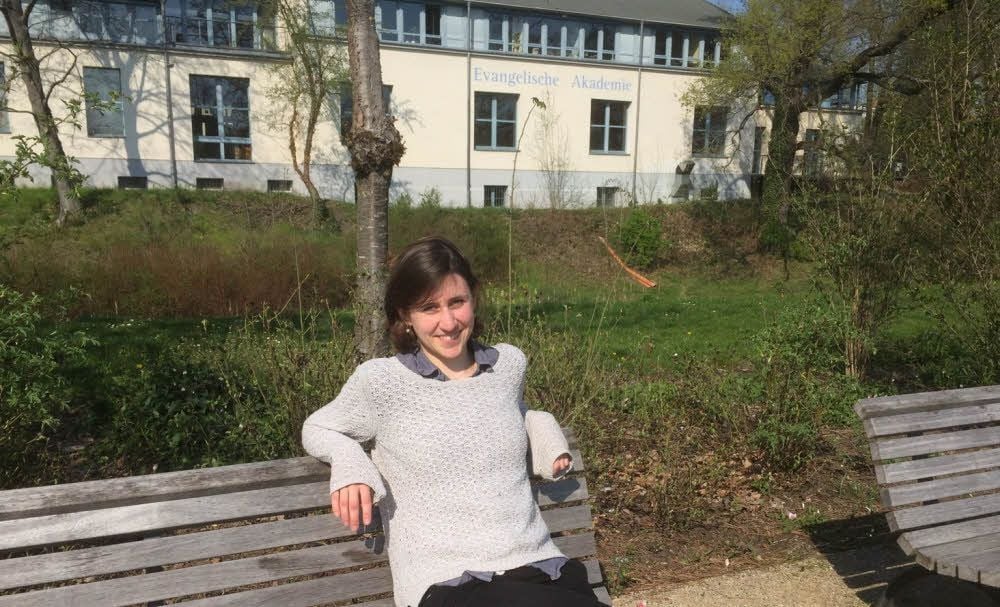 Studienleiterin Miriam Meir vor ihrem Wirkungsort, der Evangelischen Akademie Sachsen-Anhalt in Wittenberg