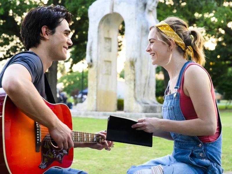 Der Glaube gibt ihnen Halt: Melissa (Britt Robertson) und Jeremy (K.J. Apa). Foto: Jason LaVeris/Studiocanal GmbH/dpa
