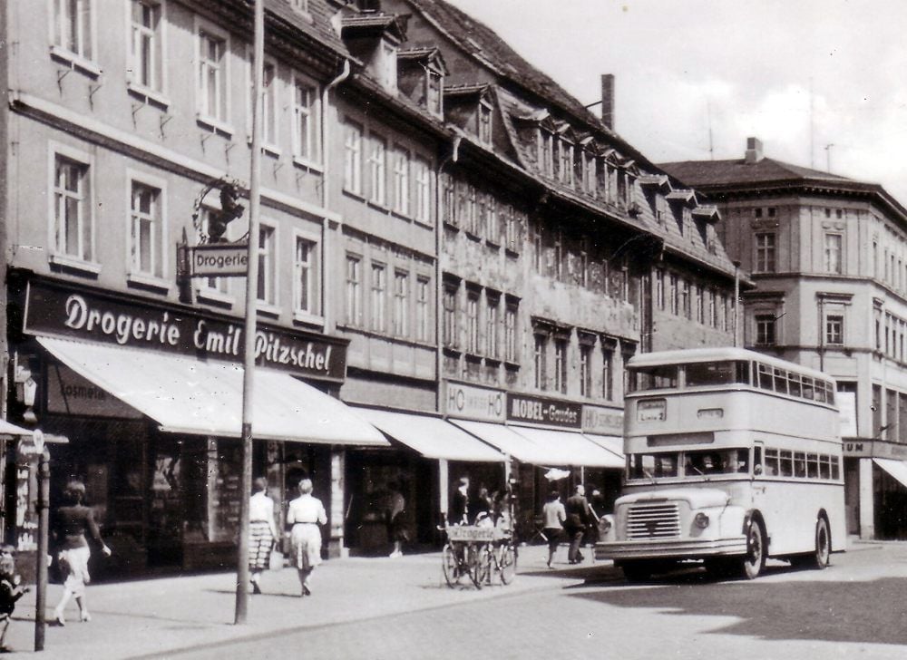 Ein typisches Bild aus dem Jahr 1960: Ein Doppelstockbus fährt am heutigen Roßmarkt durch die Zeitzer Innenstadt.