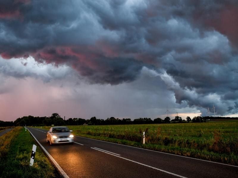 Sicher durchs Gewitter: Blitze können Autos und ihren Passagieren kaum etwas anhaben. Foto: Patrick Pleul/dpa-Zentralbild/dpa-tmn