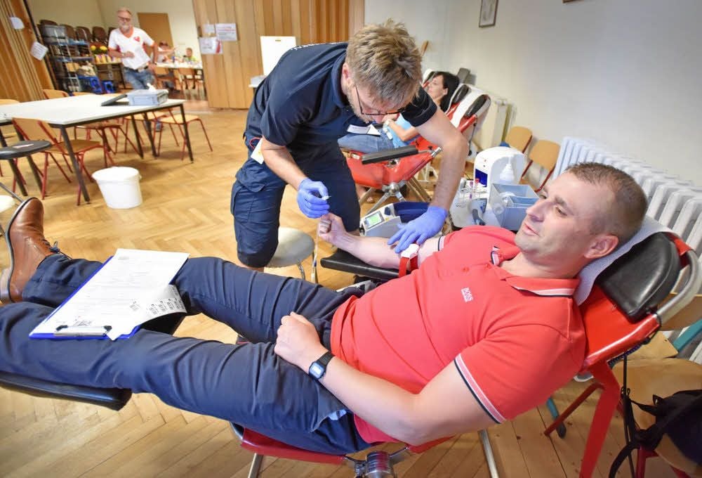 Auch Muldestausees Bürgermeister Ferid Giebler hat sich an der Aktion beteiligt und Blut abzapfen lassen.