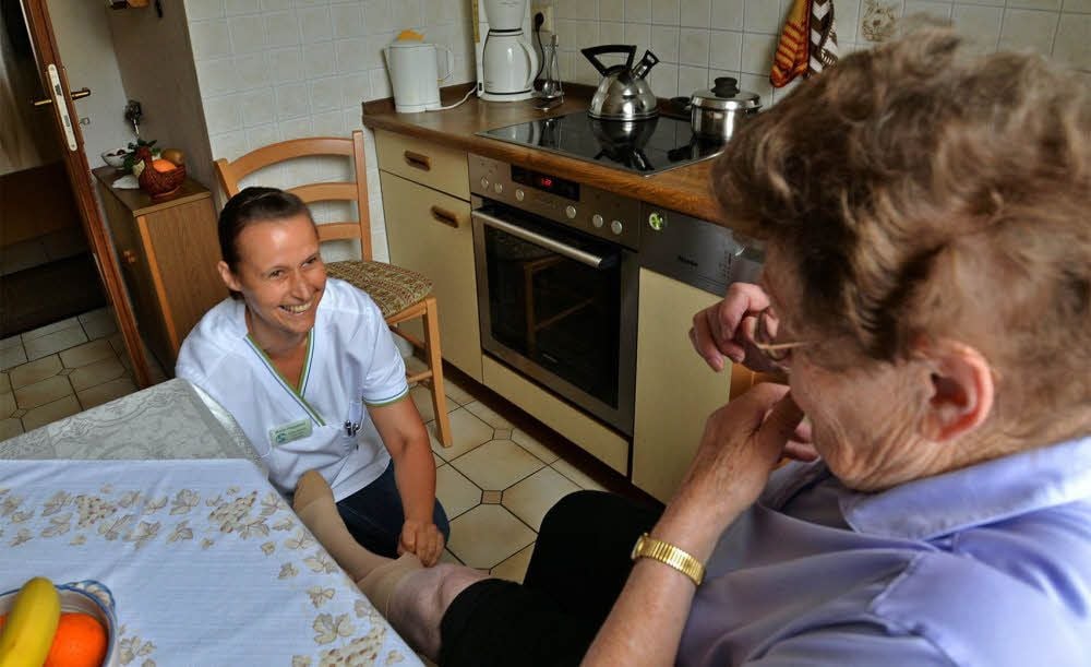 Altenpflegerin Nicole Kubal wechselt einer Patienten die Verbände.