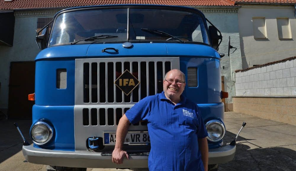 Thomas Baumann hat sich mit seinem W50-Lastwagen, Baujahr 1982, vor fast zehn Jahren als Transportunternehmer selbstständig gemacht.