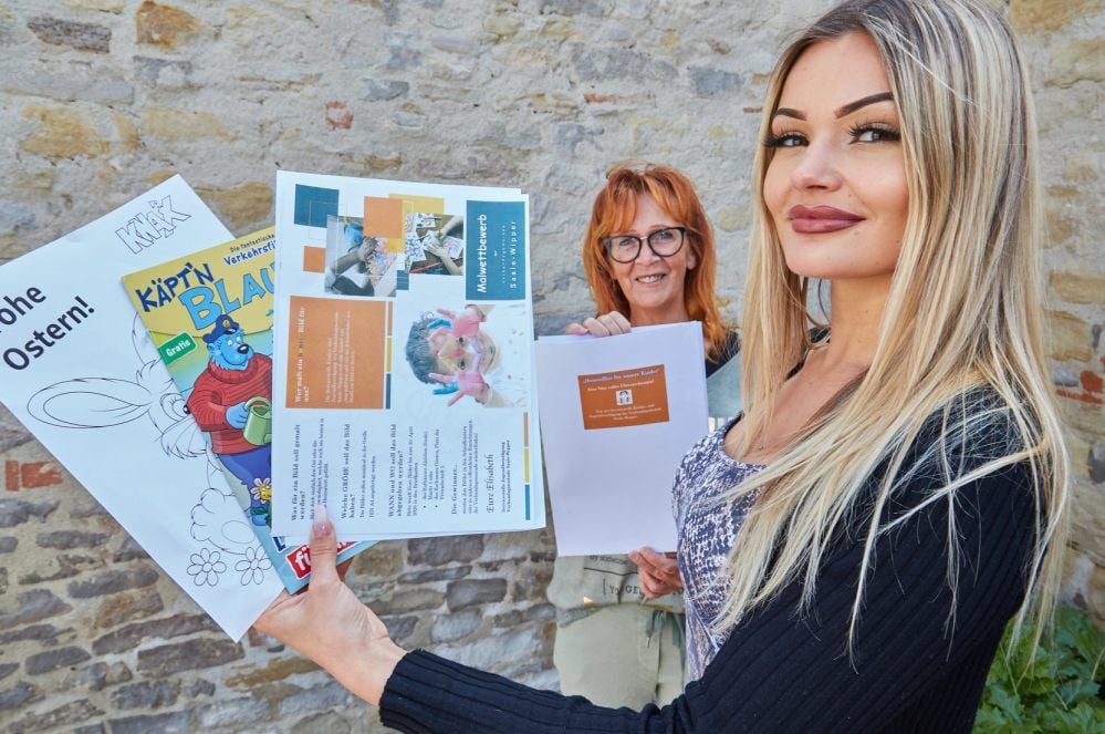 Elisabeth Frühauf (rechts) und Sabine Rotter zeigen den Inhalt der Beschäftigungstüten für die Kinder in Saale-Wipper.