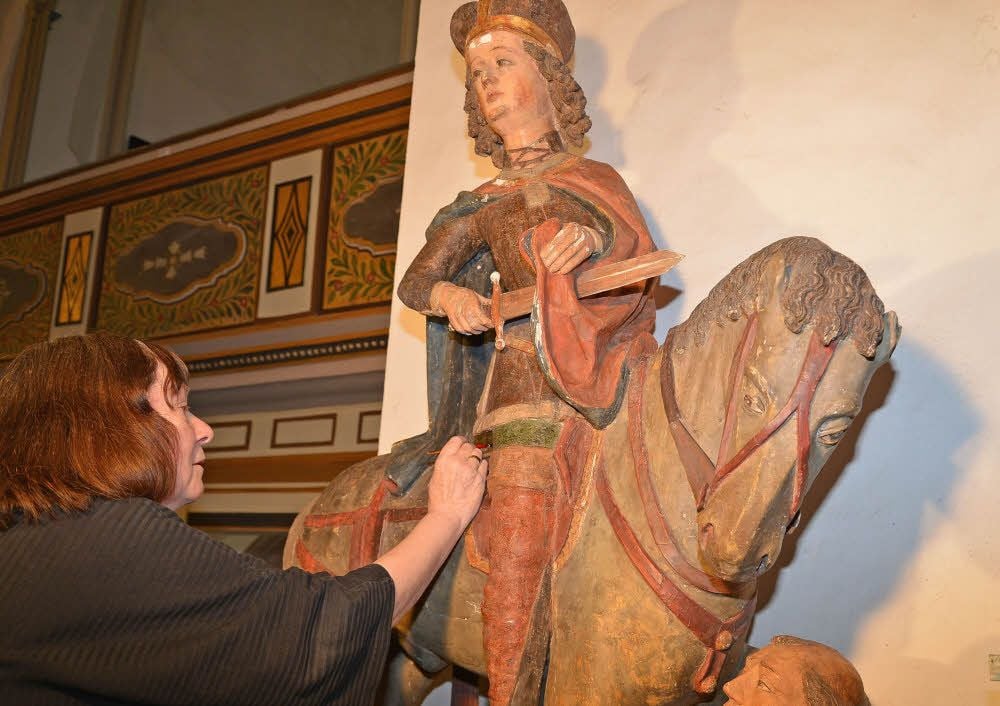 Die Restauratorin Gabriele Georgi hat die Symbolfigur der Sankt-Martini-Kirche in Stolberg konserviert.