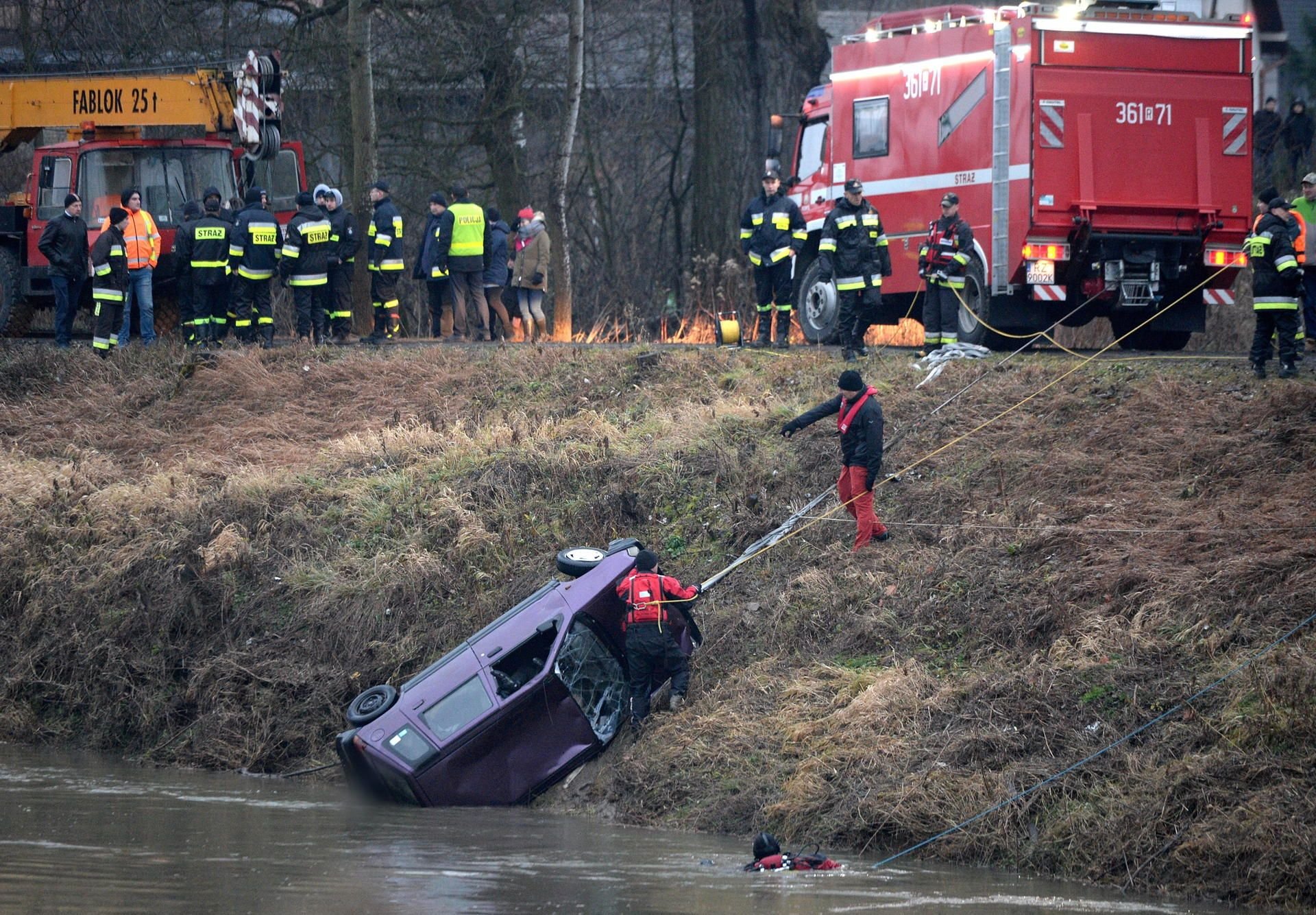Feuerwehrkräfte bergen ein Auto aus dem Fluss Wislok bei Tryncza (Polen).