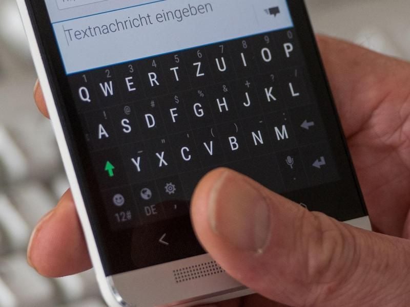 Vorsicht bei Tastatur-Apps von Drittanbietern. Nicht alle Entwickler sorgen für einen ausreichenden Schutz der Daten. Foto: Lukas Schulze/dpa