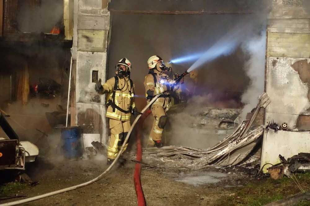 In Saaleck kommt die Feuerwehr am Freitag in den Morgenstunden in einer Garage zum Einsatz.