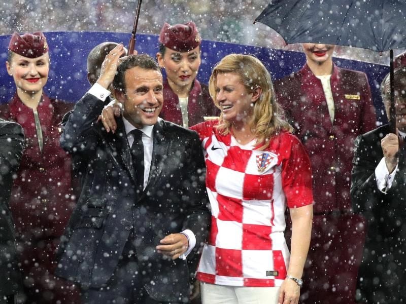Frankreichs Präsident Emmanuel Macron und Kroatiens Staatspräsidentin Kolinda Grabar-Kitarovic bei der Siegerehrung in Moskau. Foto: Christian Charisius