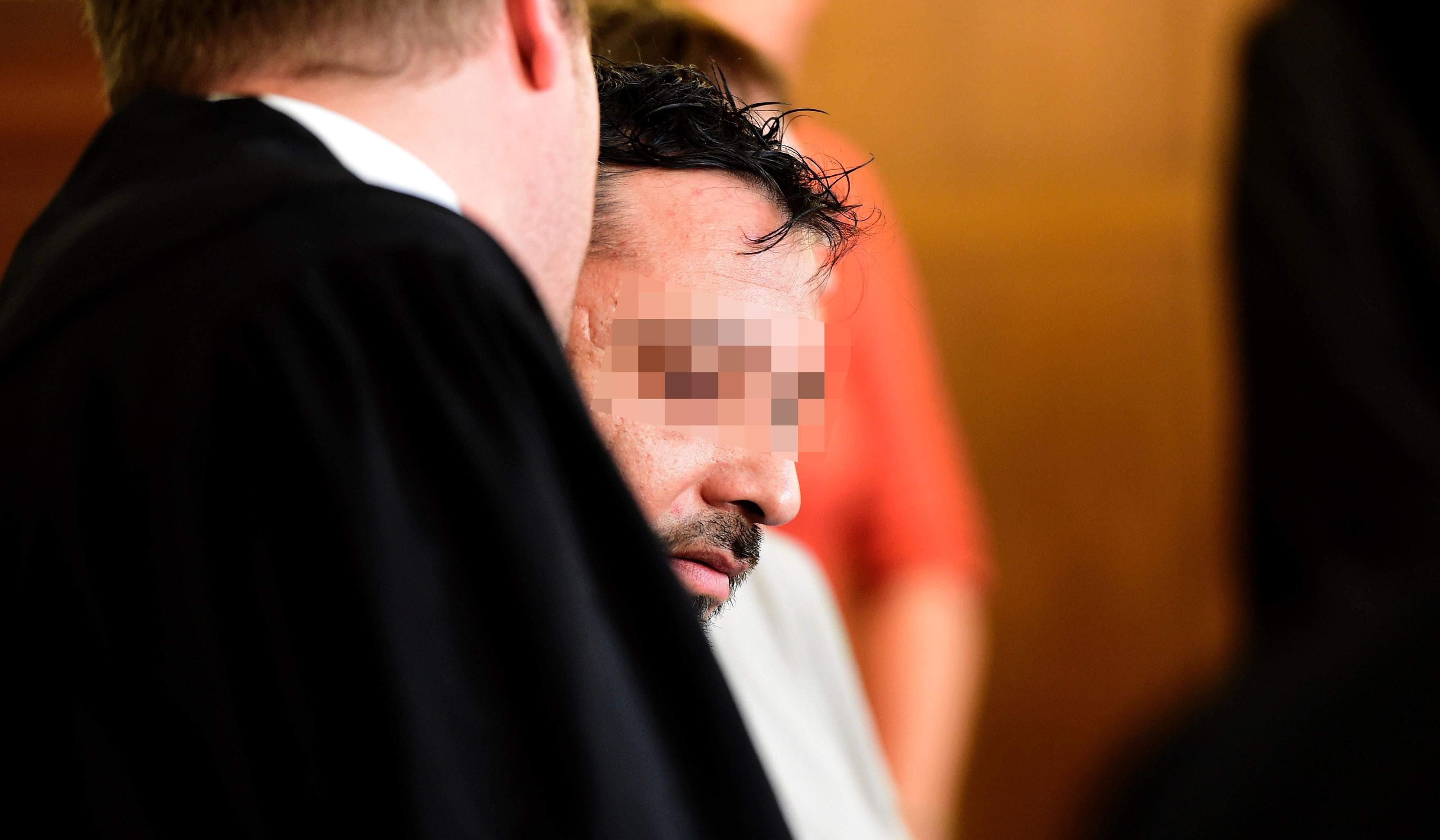 Der chilenische Galerist Jorge V. vor dem Landgericht.