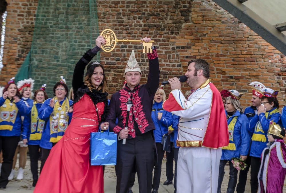 Prinzessin Isabell I. und Prinz Aaron I. übernahmen in Gräfenhainichen von Elvis alias Bürgermeister Enrico Schilling die Schlüssel der Stadt.