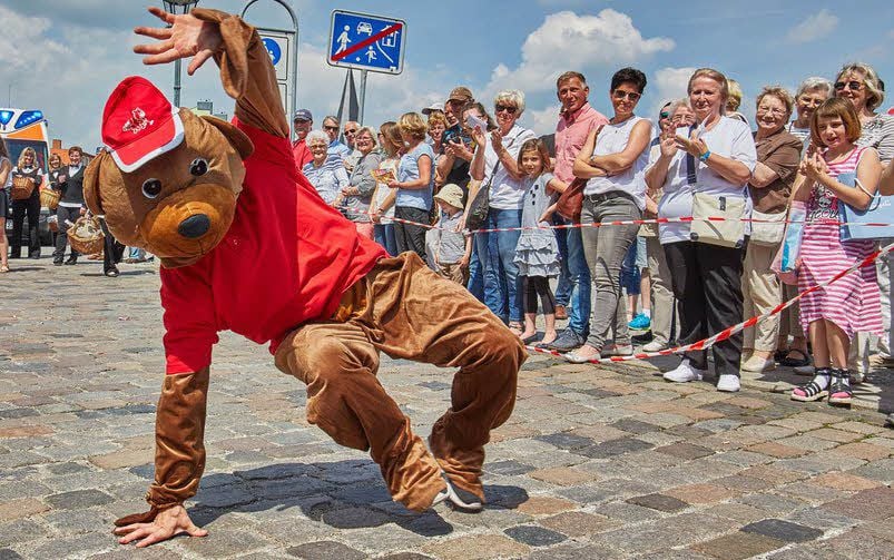 Firmen und Vereine beteiligten sich am Umzug und gaben akrobatische Einlagen zur Freude der Zuschauer.