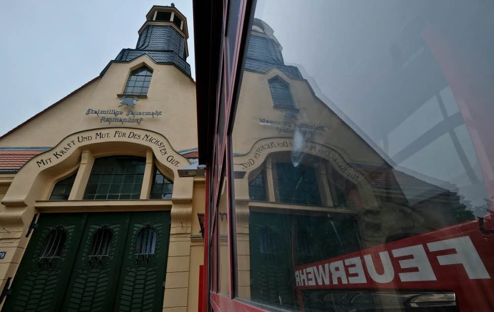 Nebenan kündet das Feuerwehrhaus im Stil einer Kirche vom einstigen Wohlstand Ammendorfs.