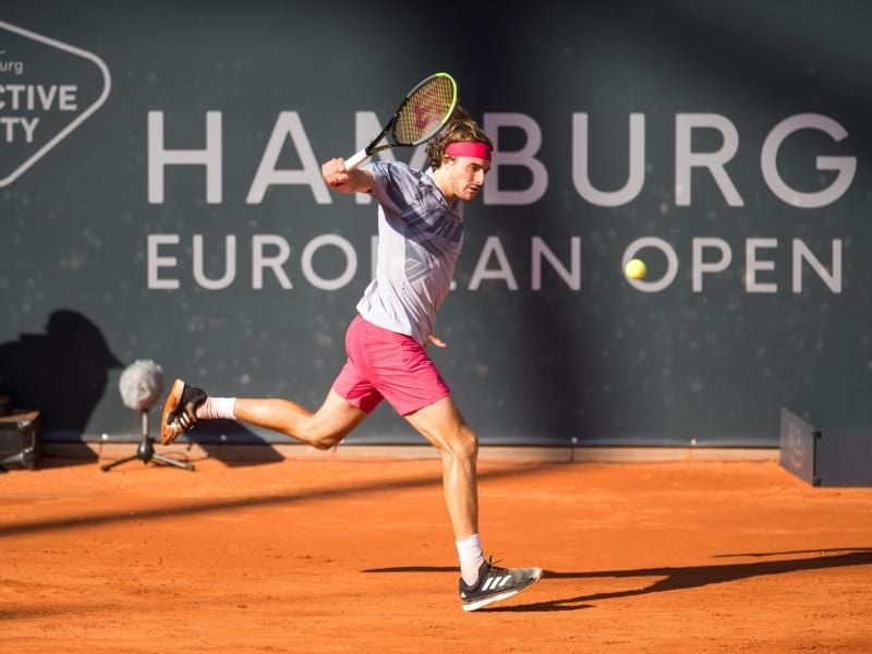 Stefanos Tsitsipas steht bei den Hamburg European Open im Halbfinale. Foto: Daniel Bockwoldt/dpa