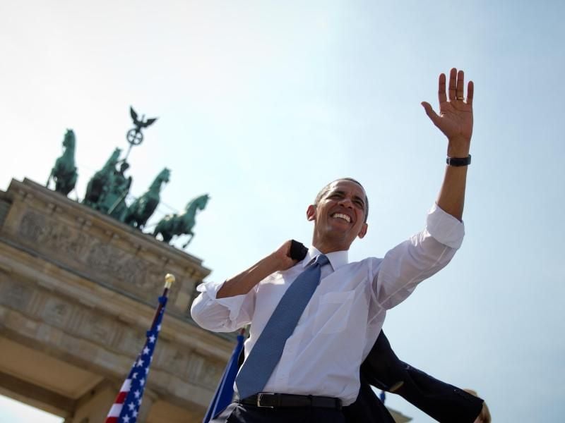 Obama winkt am 19. Juni 2013 nach seiner Rede vor dem Brandenburger Tor in Berlin in die Menge. Foto: Michael Kappeler/Archiv