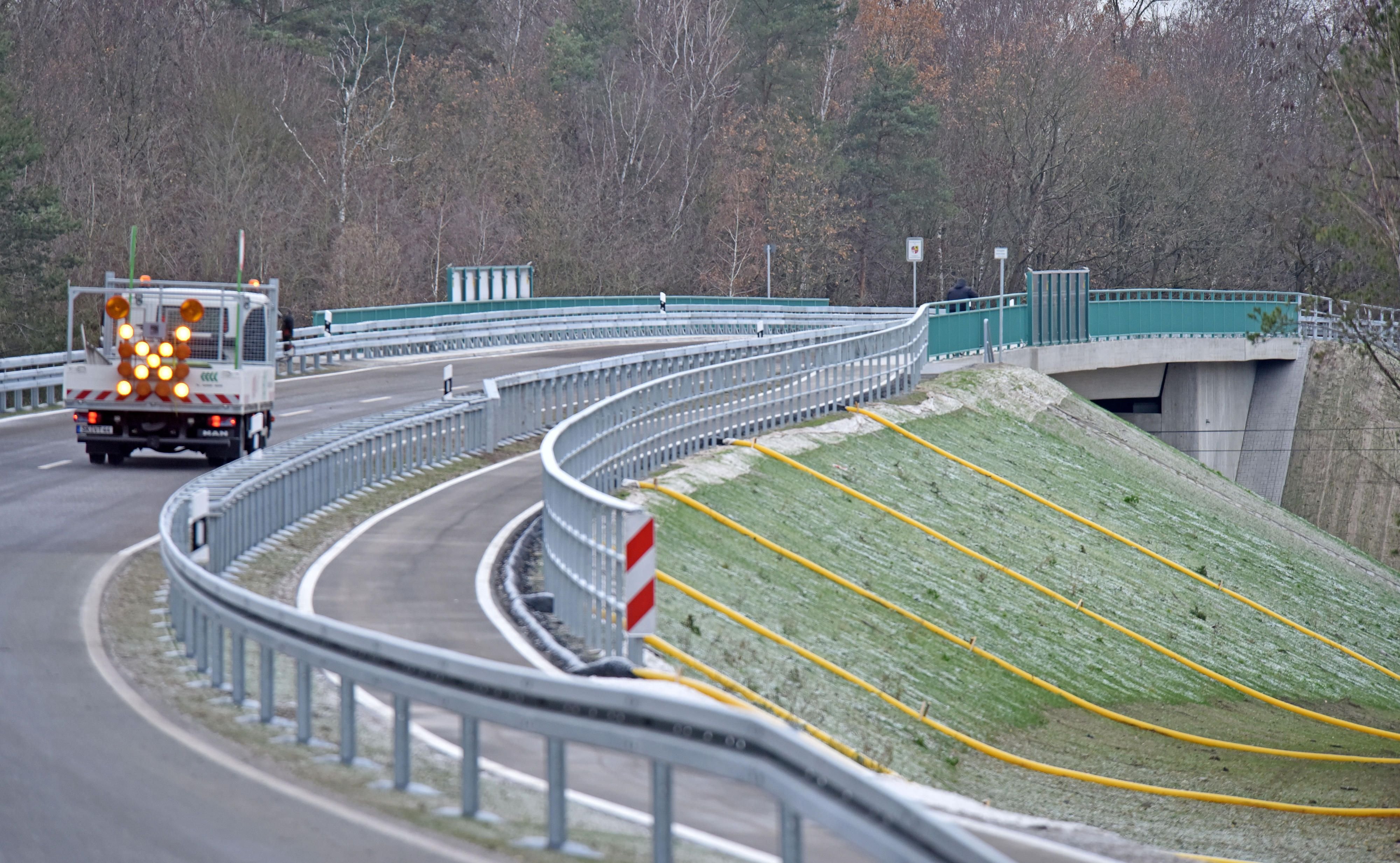 Endlich wieder freie Fahrt auf der B100 zwischen Gräfenheinichen und Gröbern.
