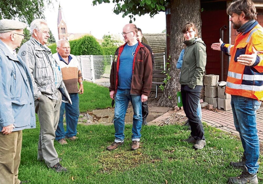 Geschäftsführer Christian Knape (re.) vom Unterhaltungsverband Helme im Gespräch mit Teilnehmern der Gewässerschau in Thürungen.