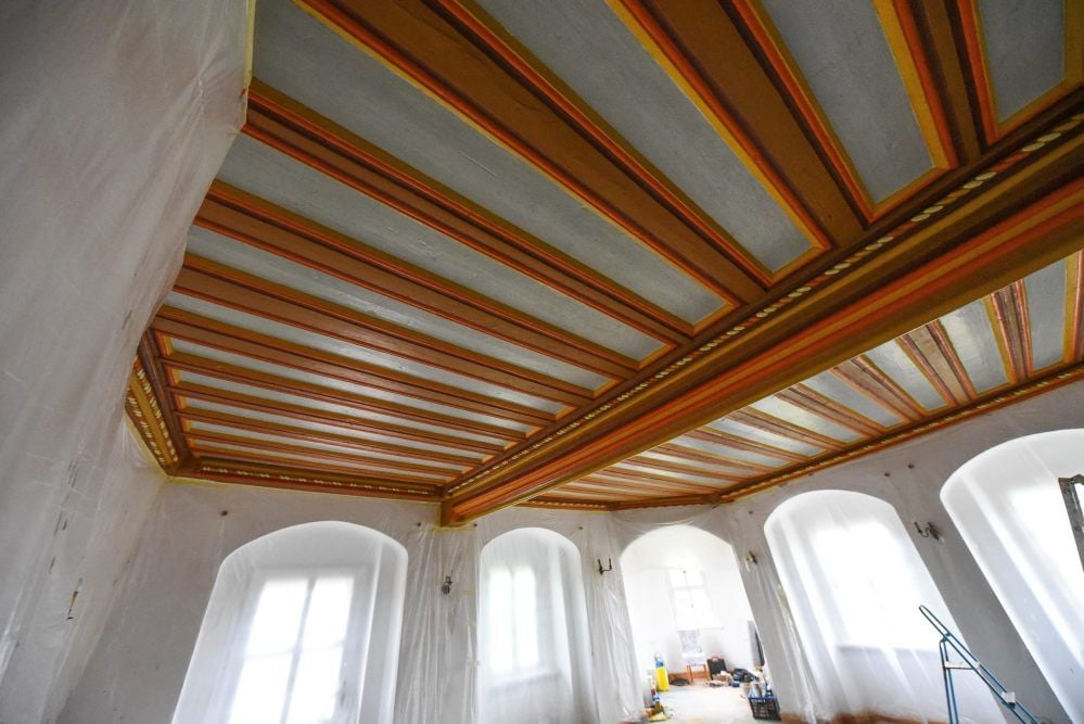 Diese Renaissancedecke in einem der Säle des Schlosses wurde so rekonstruiert, wie sie um 1700 aussah.