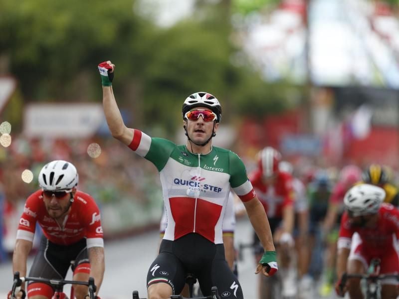 Überquert beim Massensprint der 3. Etappe der Vuelta als Erster die Ziellinie: Der Italiener Elia Viviani. Foto: Daniel Bockwoldt