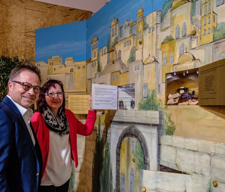 Lutz und Annette Barth aus Karlsruhe in der Wittenberger Hoffnungskirche: Dort ist ihre Ausstellung „Hoffnung für die letzte Reise“ zu sehen.