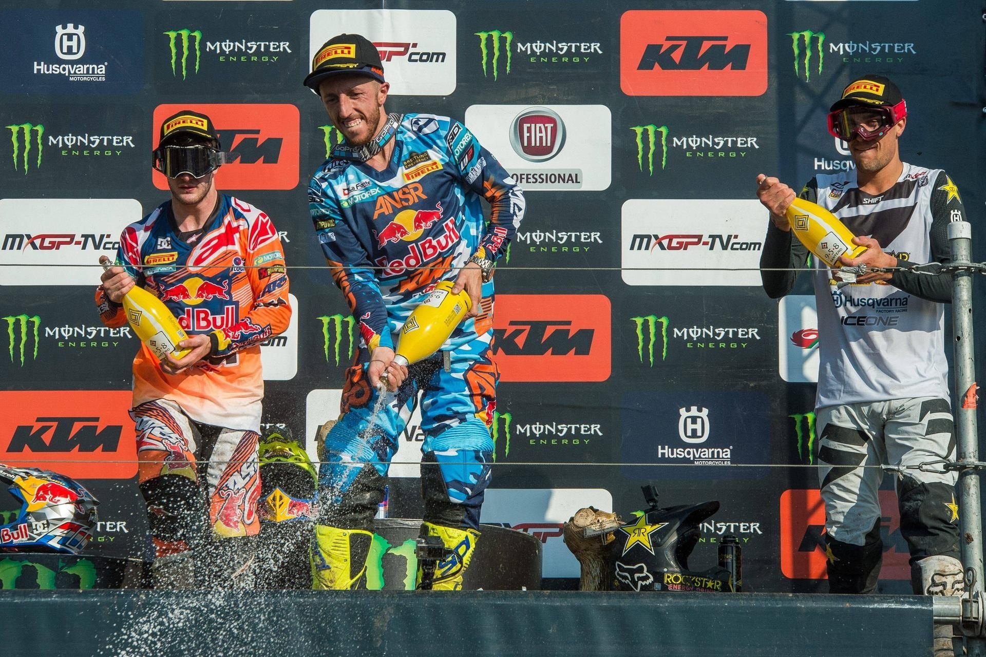 8. Lauf zur Motocross WM in Teutschenthal: Siegerehrung MXGP - Der Italiener Antonio Cairoli (MXGP) gewinnt vor Jeffrey Herlings (Niederlande, MXGP) und dem Franzosen Gautier Paulin (MXGP).