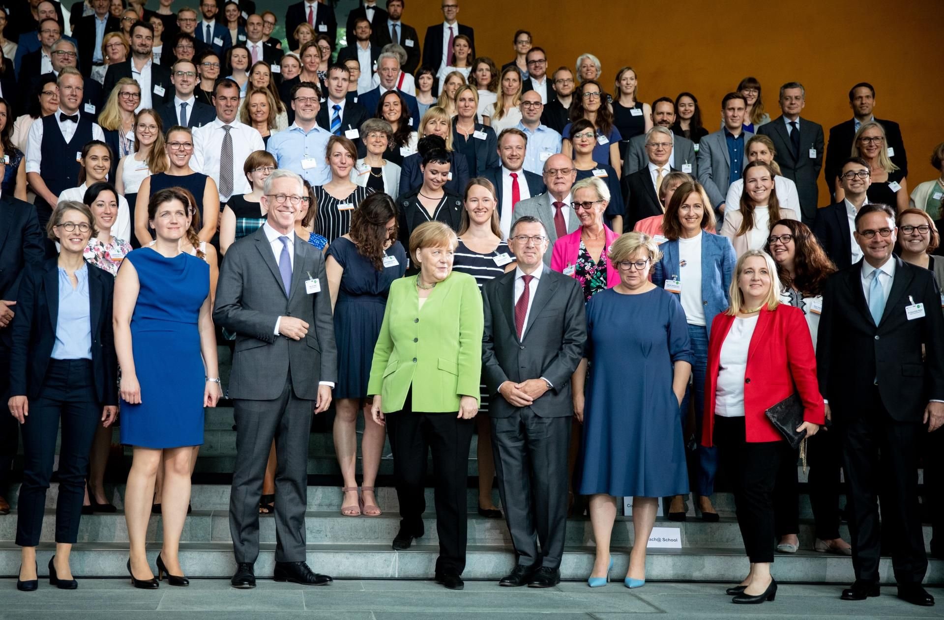 Bundeskanzlerin Angela Merkel (CDU, Mitte) bei der Preisverleihung des startsocial-Wettbewerbs.