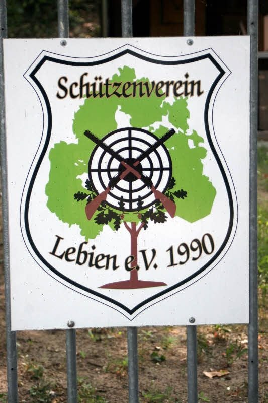 Das Vereinslogo der Lebiener Schützen am Schießstand-Tor